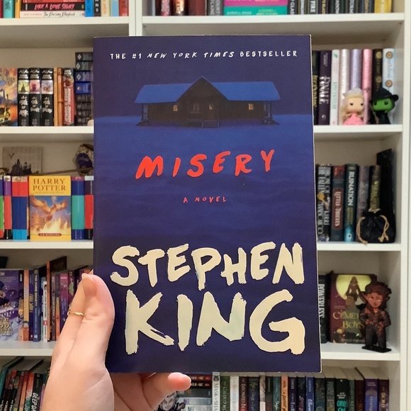 Horror Fiction Book: Misery by Stephen King - Picture 1 of 3